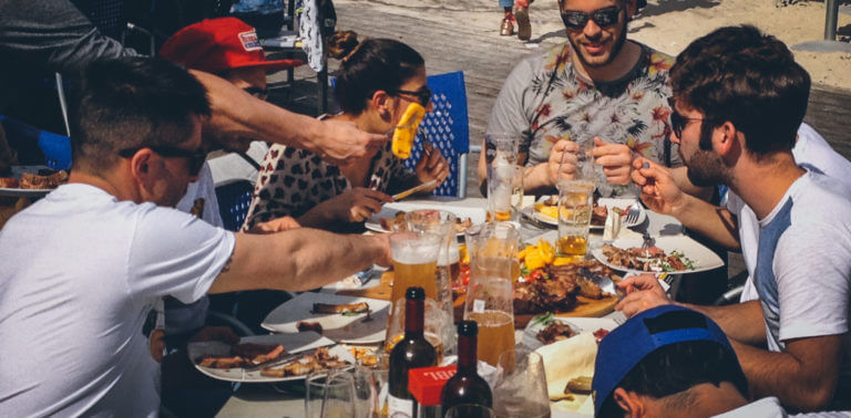 Ragazzi mentre mangiano la carne